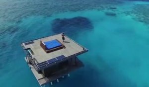 Un bungalow en pleine mer avec une chambre sous-marine... Vacances de rêve