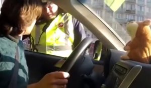 Hilare, ce conducteur a un fou rire devant ce policier à cause d'une peluche qui répète tout ce qu'il dit !