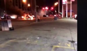 Mort de George Floyd - Les images chocs de policiers qui se sont tirer dessus à St Louis - 4 ont été blessés et transportés en urgence - VIDEO
