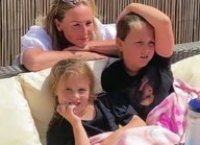La vidéo qui va vous faire pleurer: Elle retrouve ses filles après neuf semaines de séparation liées au Covid-19 - Regardez