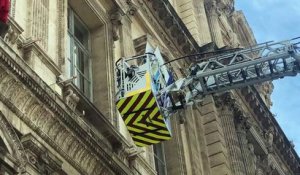 Marseille : Les marins-pompiers affichent les armoiries de la ville sur l'Hôtel de la Préfecture
