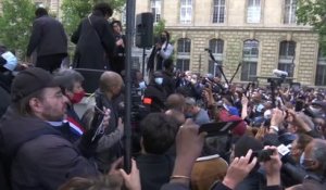 Rassemblement pour George Floyd à Paris: Camelia Jordana, Pomme, Jeanne Added chantent "We Shall Overcome"