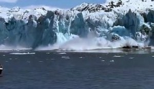 Voyage : Effondrement d'un morceau de glacier