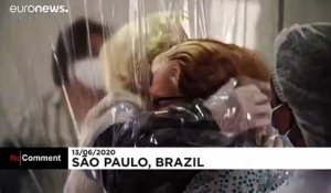 Au Brésil, d'émouvantes retrouvailles "plastifiées" au sein d'une maison de retraite