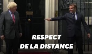 Pour sa première sortie internationale post-confinement, Macron a dû adapter sa gestuelle diplomatique