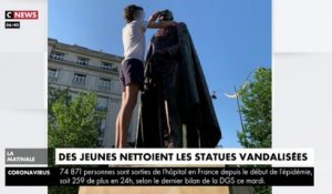 Des jeunes nettoient des statues vandalisées
