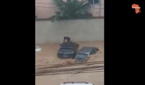 Il sauve deux personnes piégées dans une voiture par la pluie à Abidjan