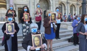 Faute de touristes, 200 guides dénoncent leur précarité devant le Louvre, le jour de sa réouverture