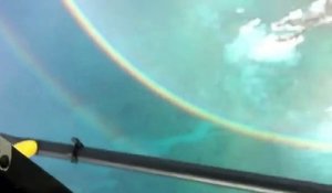 Double arc-en-ciel complet filmé d'un hélicoptère