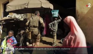 14 juillet : des soldats auprès de la population malienne