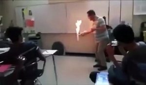 Un professeur de chimie met le feu au sol de la classe pendant une expérience