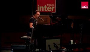 Malik Djoudi interprète "Instant réversible" en version piano - voix