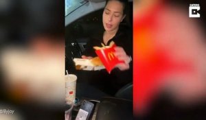 Elle nous montre comment manger son McDo en voiture... Enfin presque