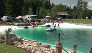 Il s'est construit une piscine géante dans son jardin... le paradis