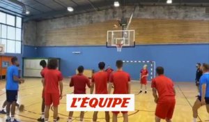 Quand les footballeurs tentent le basket... - Foot - WTF