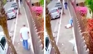 Un homme dans la rue se fait agresser par deux bagarreurs