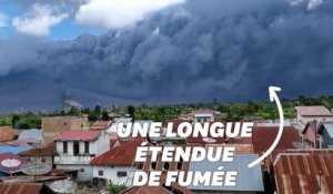 La fumée de cendres de ce volcan s'étend sur 5km de long