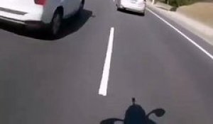 Ce motard a un très bon réflexe et évite la chute