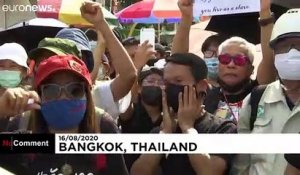 Une manifestation pro-démocratie réunit 10 000 personnes à Bangkok