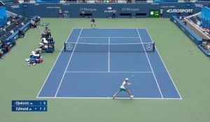 Djokovic arrose de fond de court