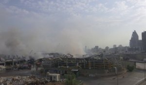 Un important nuage de fumée émane du port de Beyrouth au lendemain d'un incendie