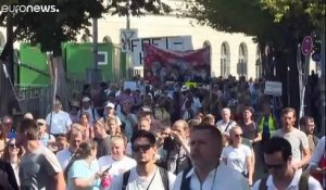 Les anti-masques défilent à Munich et Varsovie