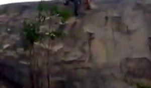 Cet homme a tenté de descendre d’un rocher à bord de sa moto, mais cette dernière lui tombe dessus