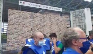 Les manifestants de Bake Bidea et des Artisans de la Paix emmurent symboliquement la sous-préfecture de Bayonne