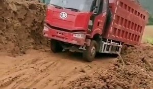 Un camion se retourne dans la boue