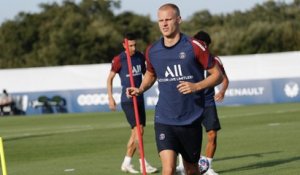 Replay : Conférence de Presse de Mitchel Bakker avant Stade de Reims v Paris Saint-Germain