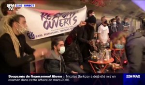 Paris: des membres du collectif "Restons ouverts" manifestent en installant un bar dans le métro
