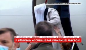 Regardez les images de l’arrivée de l’ex-otage au Mali Sophie Pétronin ce midi à l’aéroport militaire de Vélizy-Villacoublay - VIDEO