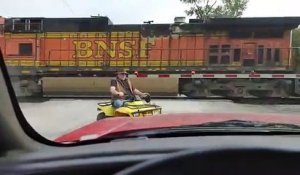 Homme sur un quad avec son chien vs Train