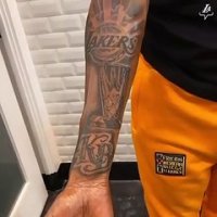 Snoop Dogg se tatoue l'avant-bras pour célébrer le titre des Lakers