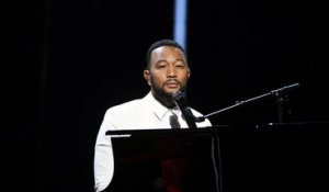 John Legend dédie sa prestation aux Billboard Awards à son épouse Chrissy Teigen