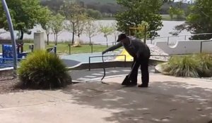 Il découvre un énorme serpent dans un parc pour enfant