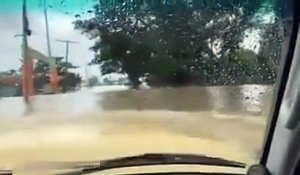 Il roule sur une route inondée et sa voiture finit par prendre l'eau