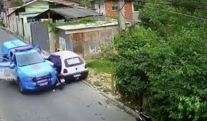 Ces policiers brésiliens coincent un voleur qui s'enfuit à moto... d'une façon génial