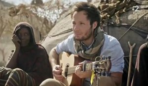 Vianney fond en larmes dans "Rendez-vous en terre inconnue"  sur France 2 au moment de dire adieu au peuple Afar