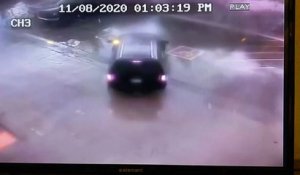 Cette voiture est touchée par la foudre en plein orage