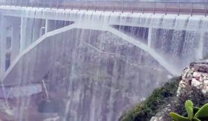 Ce pont Italien se transforme en chute d'eau pendant un orage