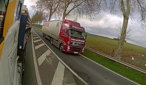 Un camion roule à contresens pour doubler un autre camion
