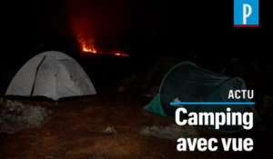 Les Réunionnais font du camping face au piton de la fournaise en éruption