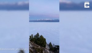 Cette vallée dans les Alpes est noyée dans le brouillard