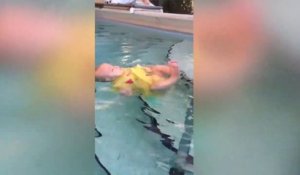 Elle laisse son bébé apprendre à nager tout seul dans la piscine