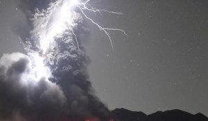Un photographe parvient à capturer le moment exact où la foudre frappe le volcan Sakurajima en éruption