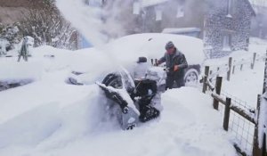 Tempête Bella: les images d'importantes chutes de neige dans le Cantal