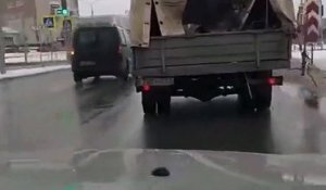 Ce camion perd ses 2 roues arrières en pleine route