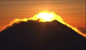 Le magnifique premier lever de soleil 2021 sur le mont Fuji au Japon