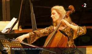 Art-thérapie : la violoncelliste Claire Oppert joue dans les services de soins palliatifs